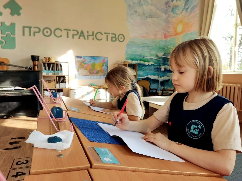 Счастливые дети на берегу моря в Ялте
