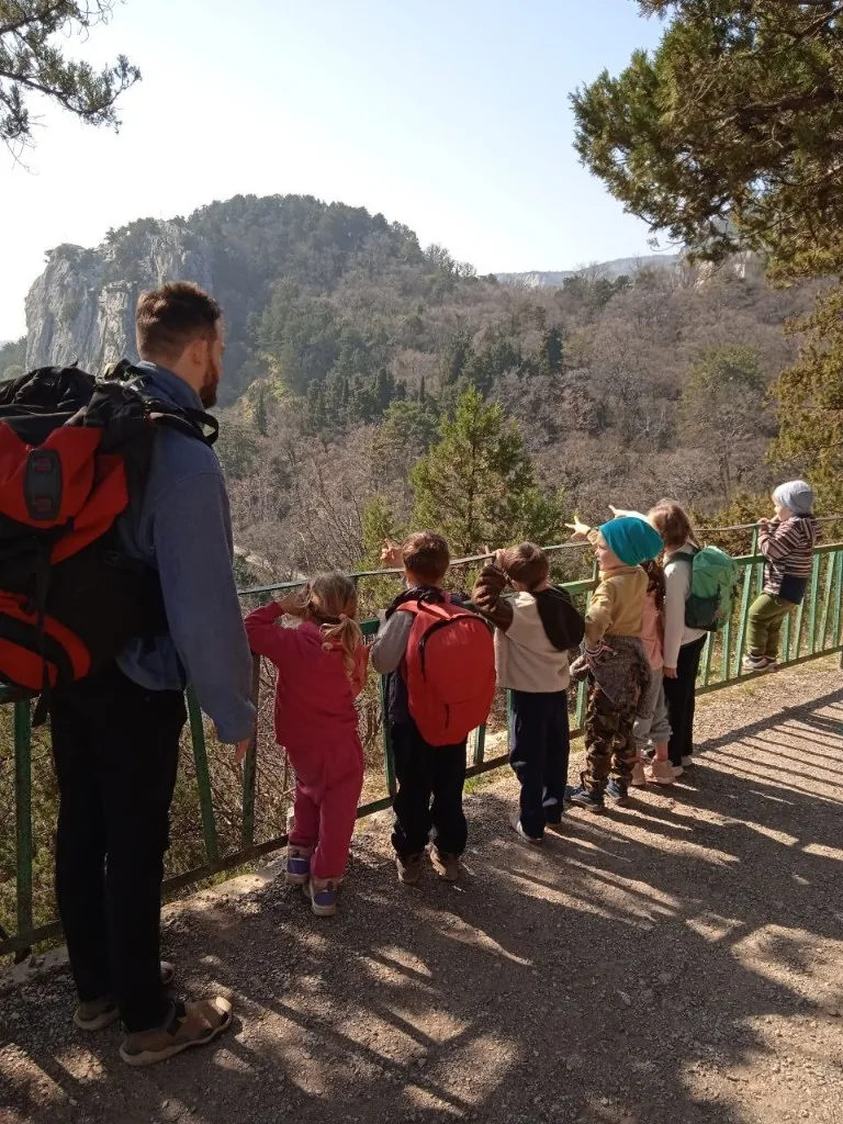 Дети на смотровой площадке в горах Крыма